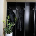 Eteiskalusteet tammilevyovilla ja mustilla levylokerikoilla.