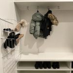 Eteiskalusteet valkoisella mdf-ovella.