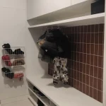 Eteiskalusteet valkoisella mdf-ovella.