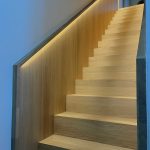 Tammiportaat ledinauha-valaistuksella.