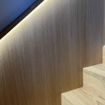 Tammiportaat ledivalaistuksella lähikuvana.